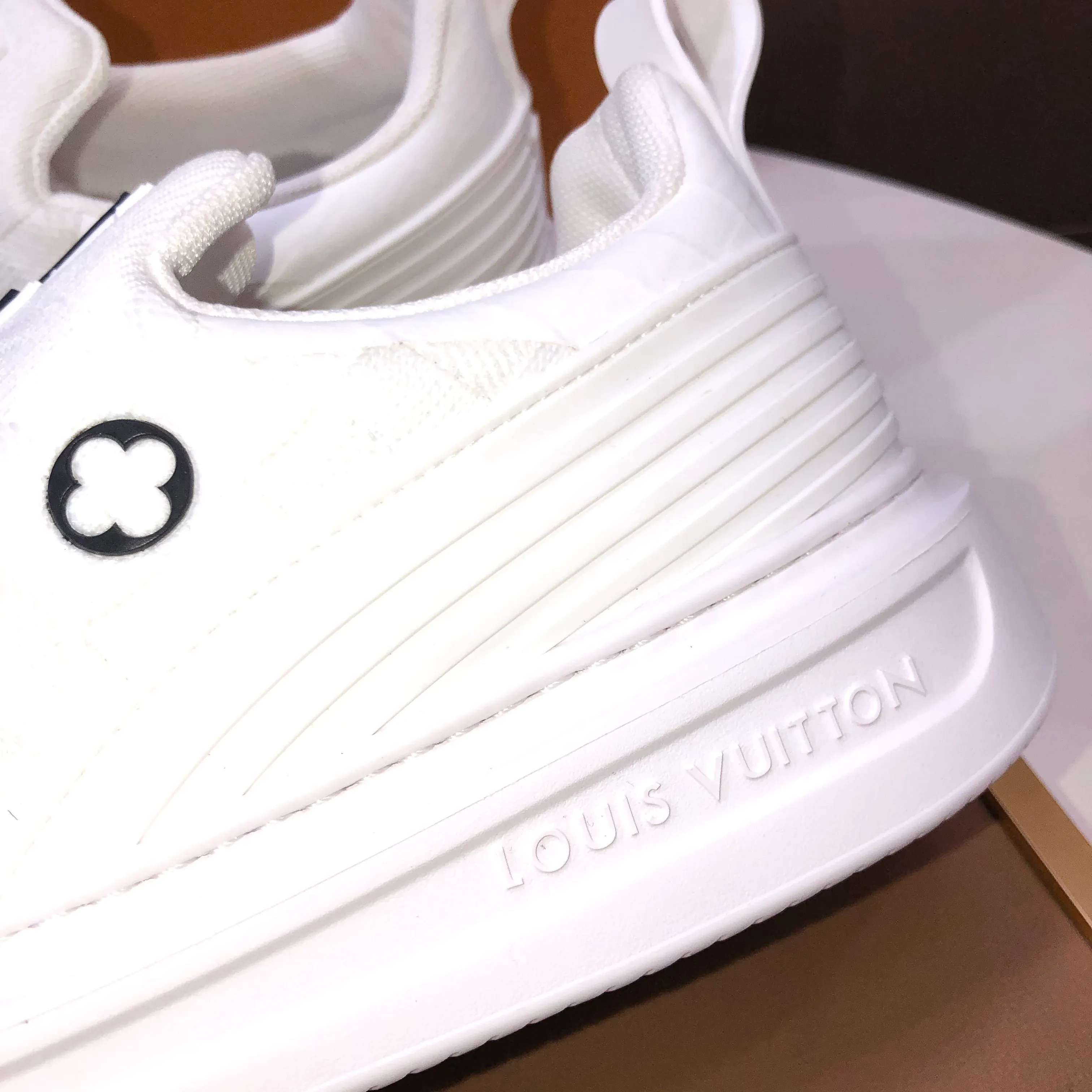Men's men's shoes 💰640💰Original development, quality shipping, welcome to compare - LV sneaker series sports shoes introduce the loose silhouette of the ready-to-wear series into the spring and summer men's wear shows and make an eye-catching appearance. The cow leather upper is combined with rough fabric laces, and colorful beading highlights the brand's classic elements. LV letters mark the tongue and Monogram floral outsole. Mixed materials Made of top-grain cowhide, thick shoelace design, large Monogram print on the side, mesh lining and cotton feet, the comfort is as extreme as ever, premium heritage, quality first, worth owning! Size: Men’s 38-45 (45 is custom-made and cannot be returned or exchanged)